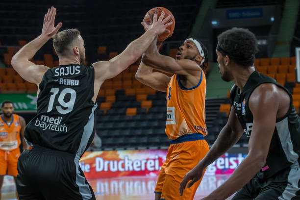 并因此遭到 并因此遭到